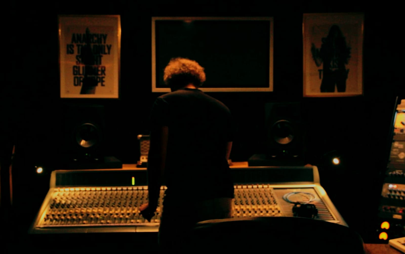 Electric Soul Tonstudio Mainz, Wiesbaden und Frankfurt - Inhaber Dennis Calvin bei der Musikproduktion an seiner Soundcraft Sapphyre Konsole